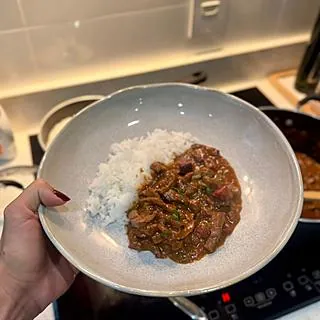 Arroz branco com carne ao molho escuro em prato fundo, feito por Barbara Zanetta