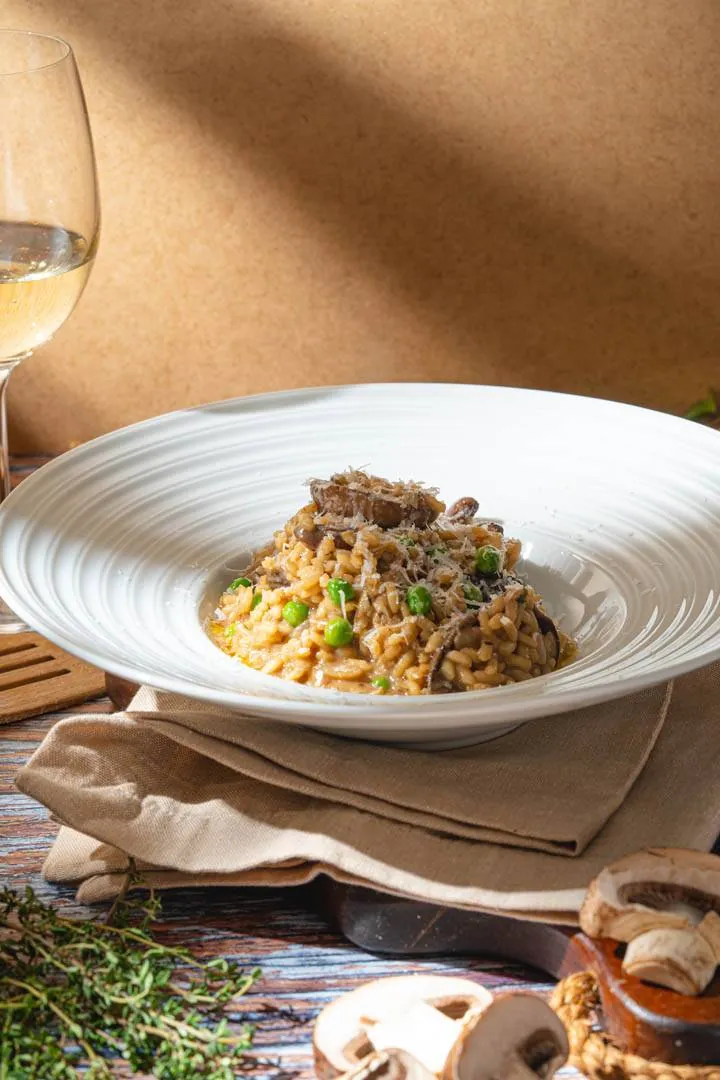 Risoto de cogumelos com parmesão em tigela azul