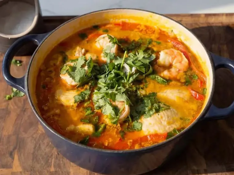 Moqueca de peixe e camarão com coentro em panela azul