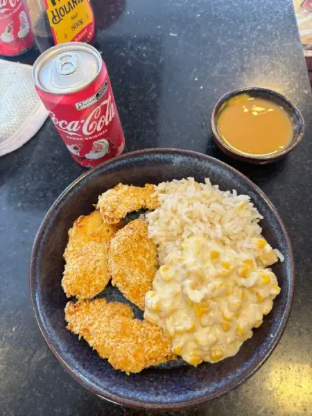 Frango empanado crocante com arroz e creme de milho, e molho de mostarda e mel ao lado, feito por Luisa Balaniuc
