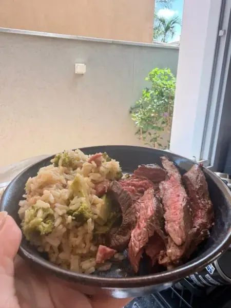 Arroz com bacon e brócolis ao lado de fatias de fraldinha, feito por Luisa Balaniuc
