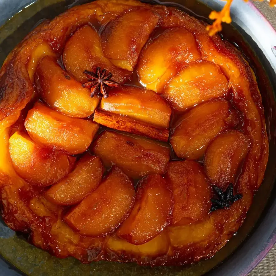 Tarte tatin de maçã caramelizada com anis-estrelado